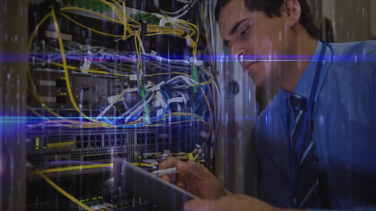 hombre trabajando en la sala de servidores y datos de la matriz azul