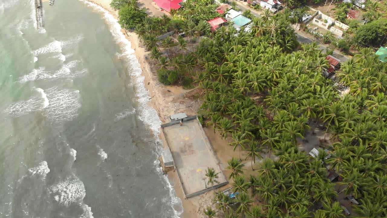 cancha de baloncesto escondida en una jungla tropical justo al lado del océano en filipinas en la isla siquijor