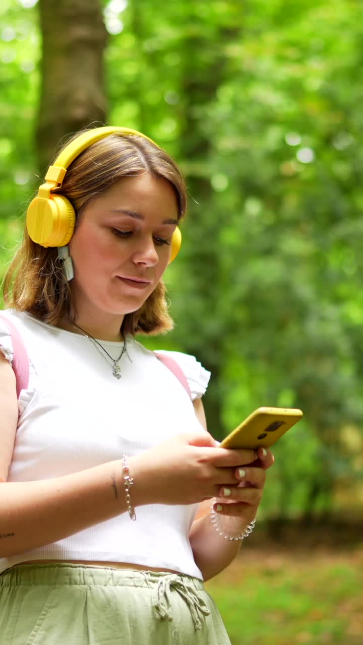 mujer escuchando música en un bosque