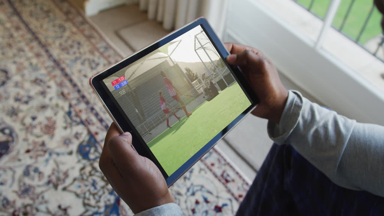 태블릿에서 하키 경기를 보고 집에 앉아 있는 남자의 복합 사진