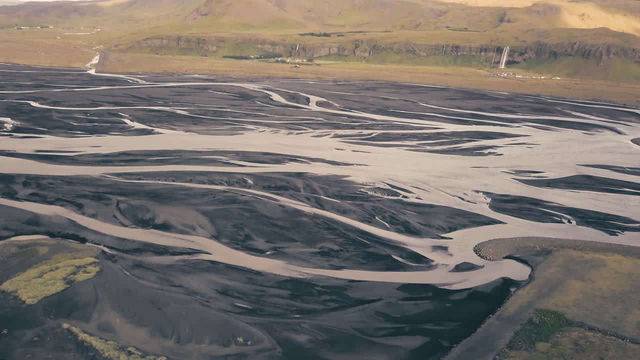varias tomas por drones de un río glacial islandés en la hermosa luz del atardecer