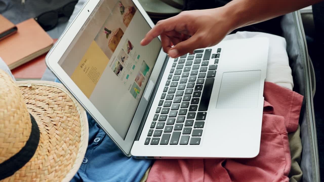 portátil, maleta y equipaje para el viaje