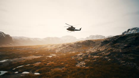 cámara lenta helicóptero de la época de la guerra de vietnam en las montañas
