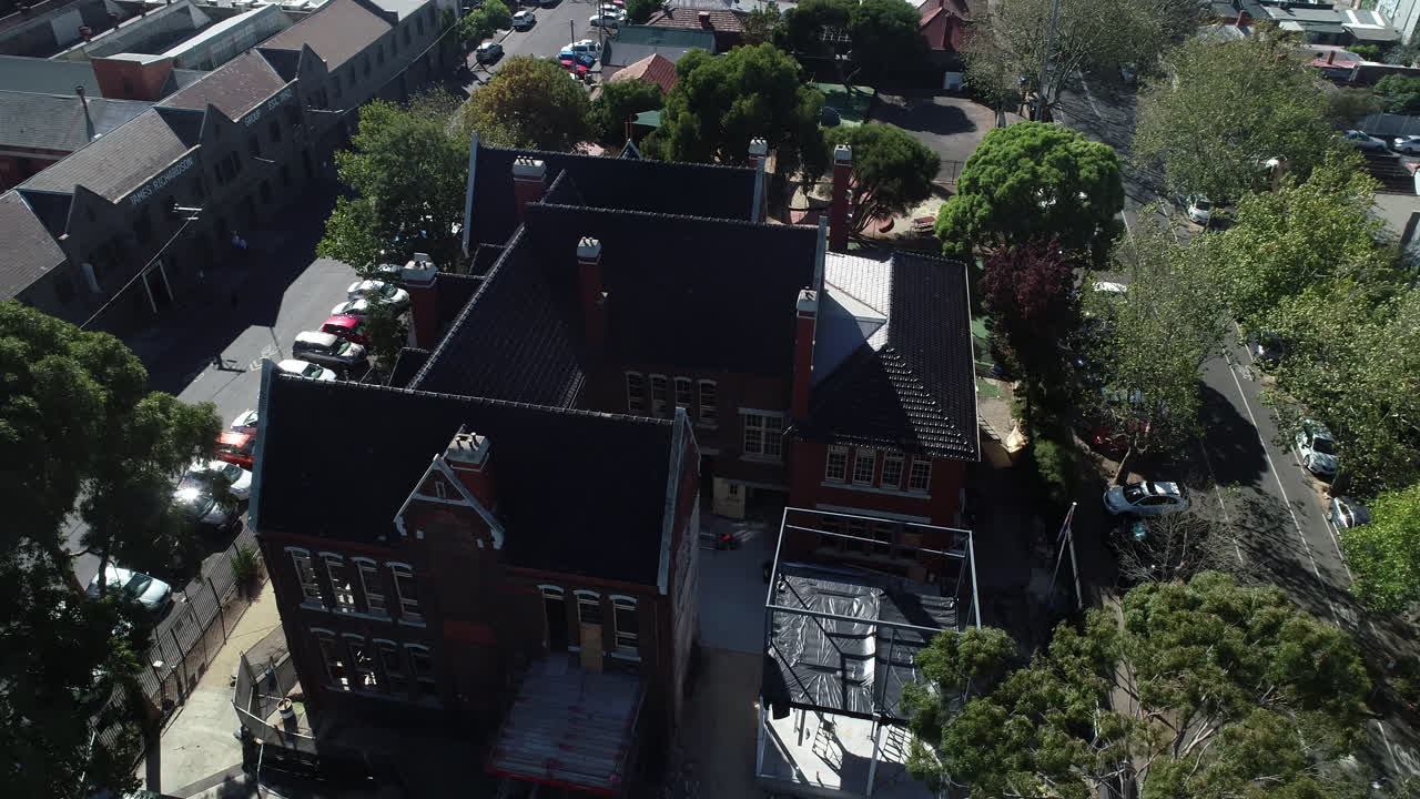 건설중인 작업을 보여주기 위해 공중 관점에서 새로운 세부 사항을 갖춘 원래 학교 외관