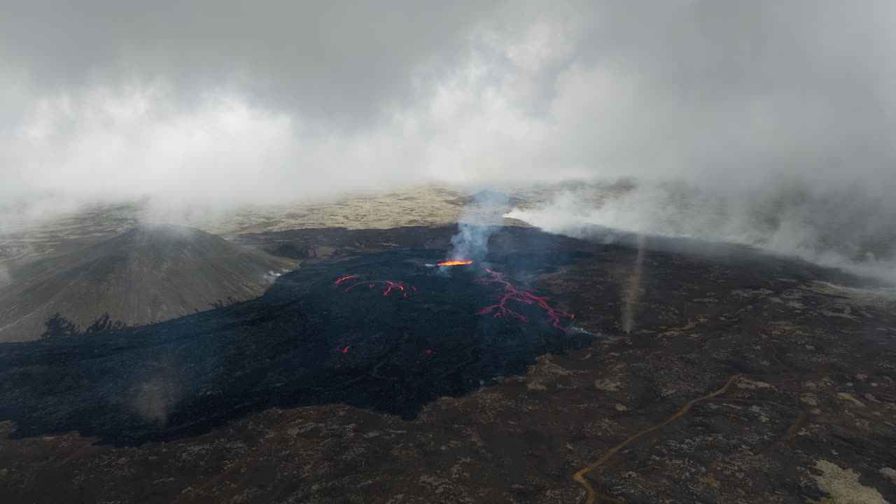 espectacular vista panorámica de una erupción volcánica activa en islandia, amplia vista aérea