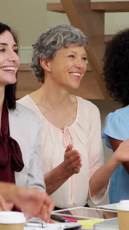 mujeres felices aplaudiendo en la oficina