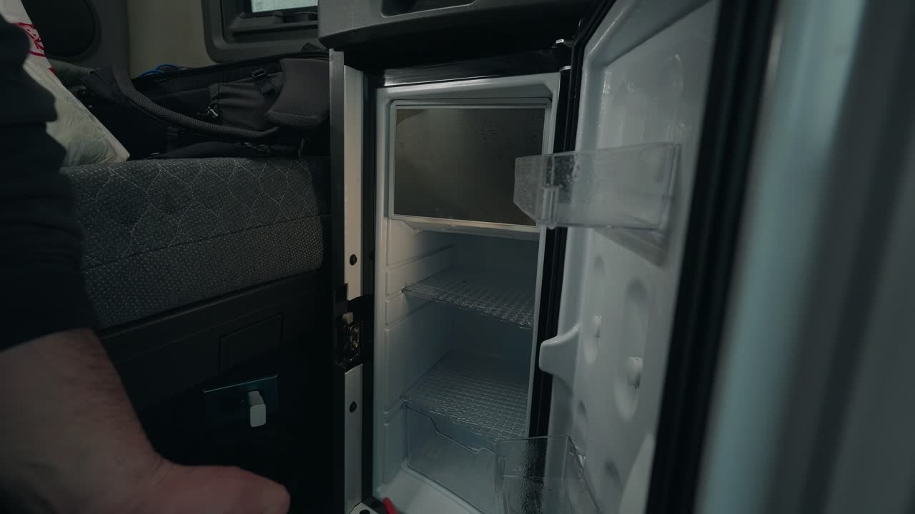 el limpiador utiliza un potente spray para limpiar el interior del refrigerador de un camión, asegurando un entorno prístino e higiénico para el transporte