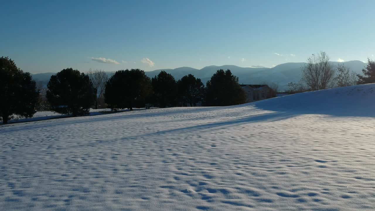 신선한 눈 위로 빠른 비행