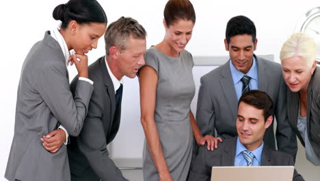 Business-people-looking-at-laptop-computer-