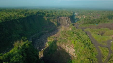 Revele-La-Toma-De-Drones-De-Un-Gran-Valle-Con-Fondo-Rocoso-En-La-Ladera-Del-Volcán-Como-Un-Camino-Para-Los-Flujos-De-Lava-Cuando-Un-Volcán-Entra-En-Erupción