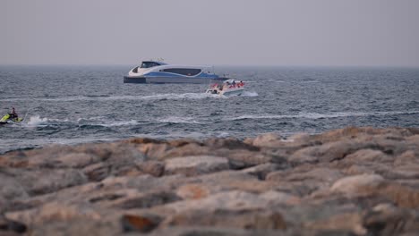 El-Taxi-Acuático-De-Dubai-Navega-En-El-Plam-Jumeriah-Hacia-La-Residencia-De-La-Playa-De-Jumeirah,-Autobús-Acuático-De-Dubai,-Ferry-Acuático-En-Dubai