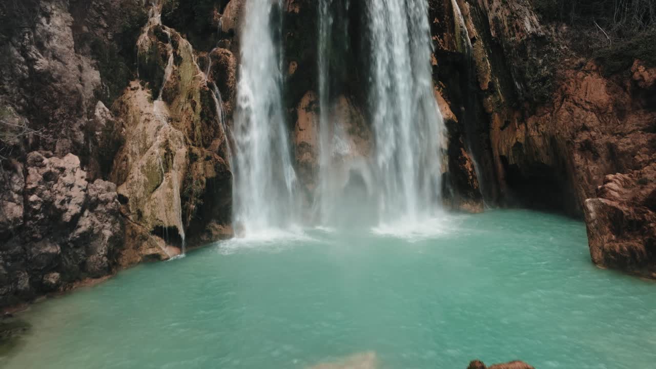 piscina natural bajo la cascada de el chiflon cae sobre las rocas en chiapas, méxico