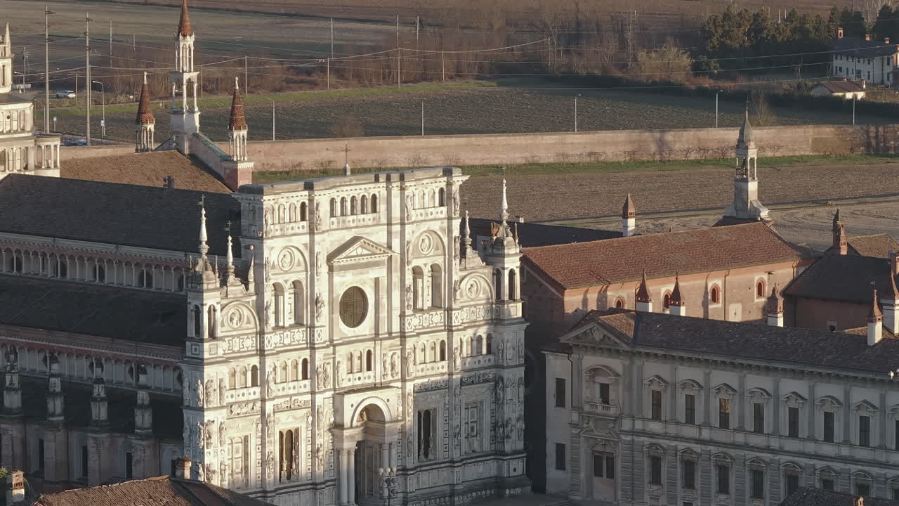 세르토사 디 파비아 대성당 (certosa di pavia cathedral) 은 수도원과 성당을 포함하는 역사적인 기념비 복합체입니다.