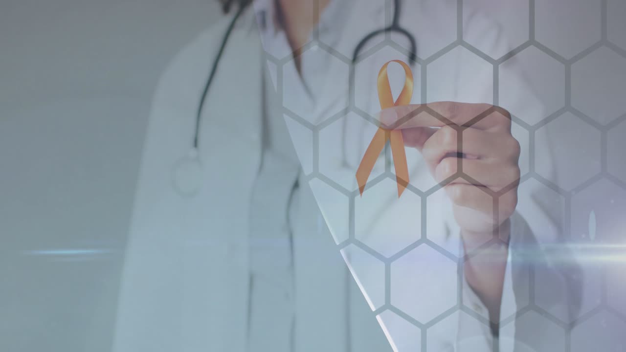 Dottoressa che tiene un nastro per la consapevolezza sulla salute, con una sovrapposizione a griglia esagonale che si allinea attorno al nastro.