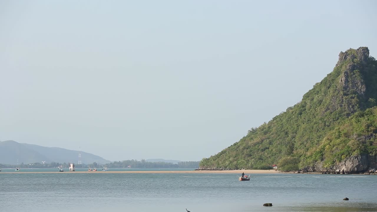태국 프라추압키리칸 주 카오 롬 무악 바다에 떠 있는 어선