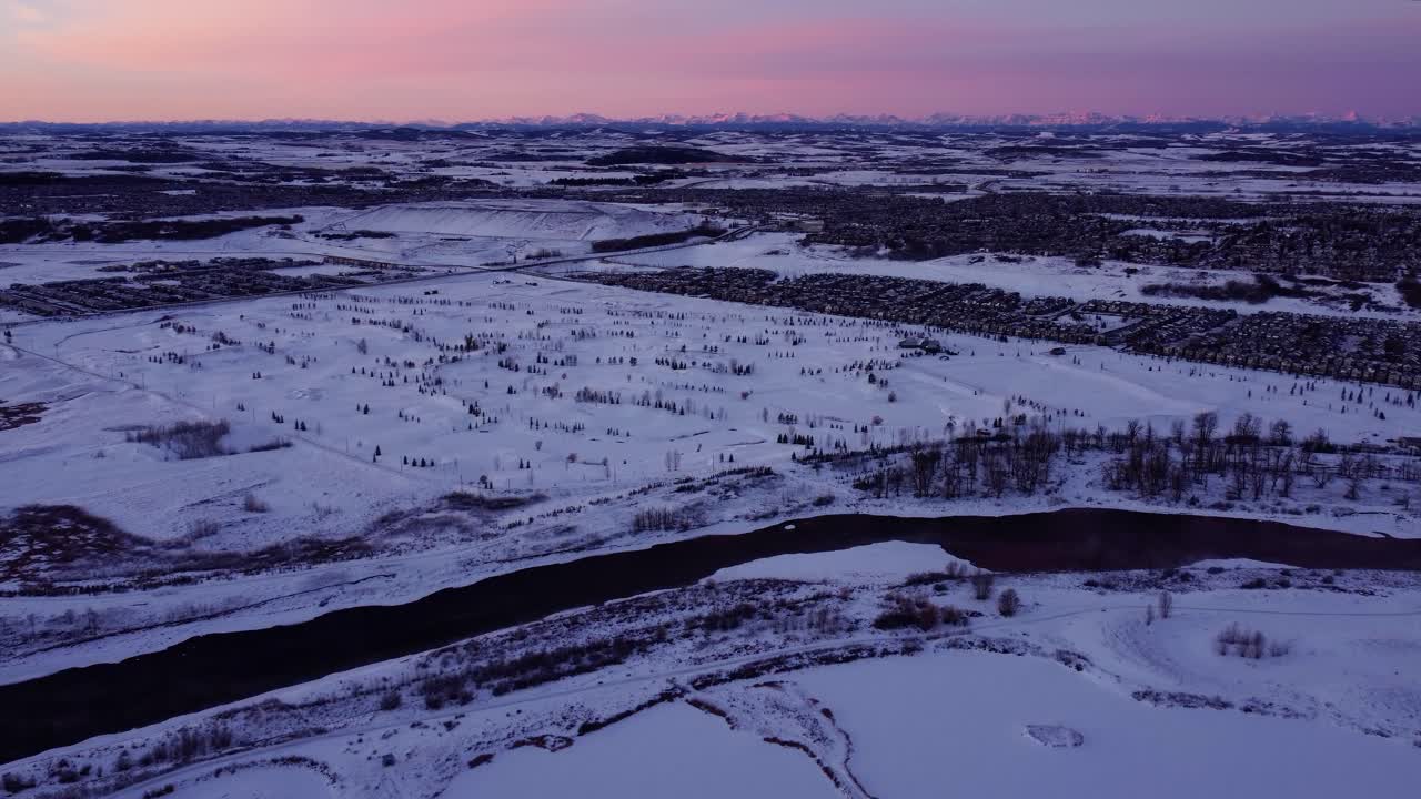 En drones luftfoto af Calgary under en malerisk vintersolopgang.