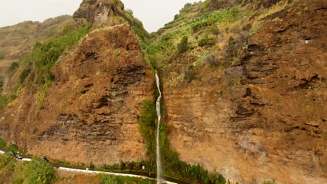 espectacular cascada con bosque verde y acantilados