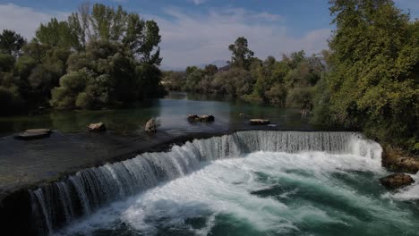 el flujo de la cascada es estable
