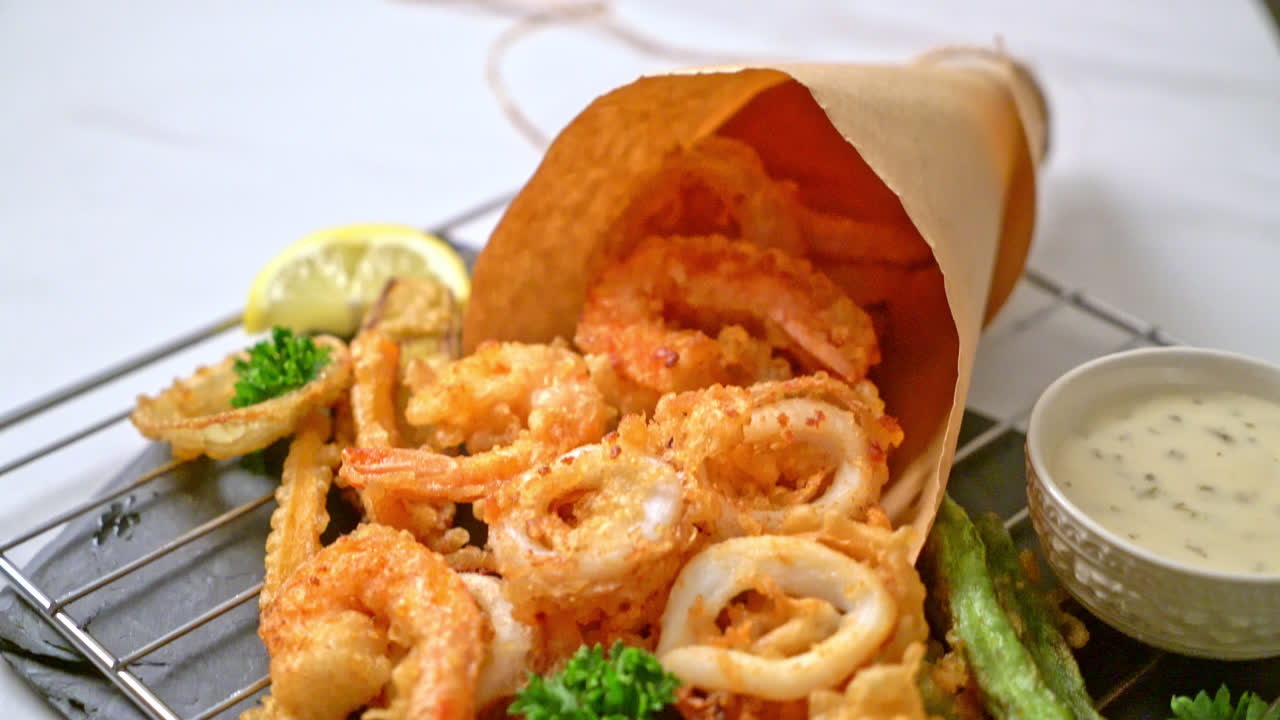 mariscos fritos (camarones y calamares) con mezcla de vegetales