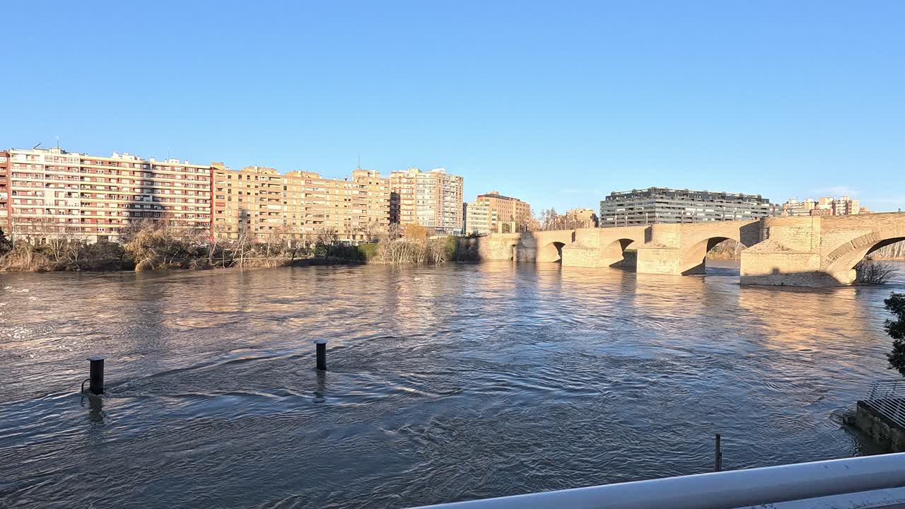 Golden Hour Over the Ebro – A View of Zaragoza’s Puente de Piedra Framed by the Urban Skyline