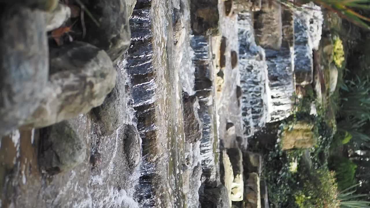 정원에서 작은 폭포 특징