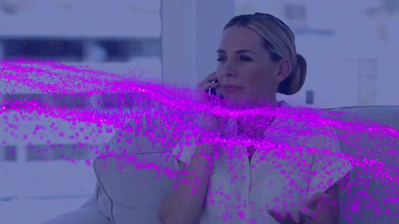 Professionista al telefono con overlay di dati digitali