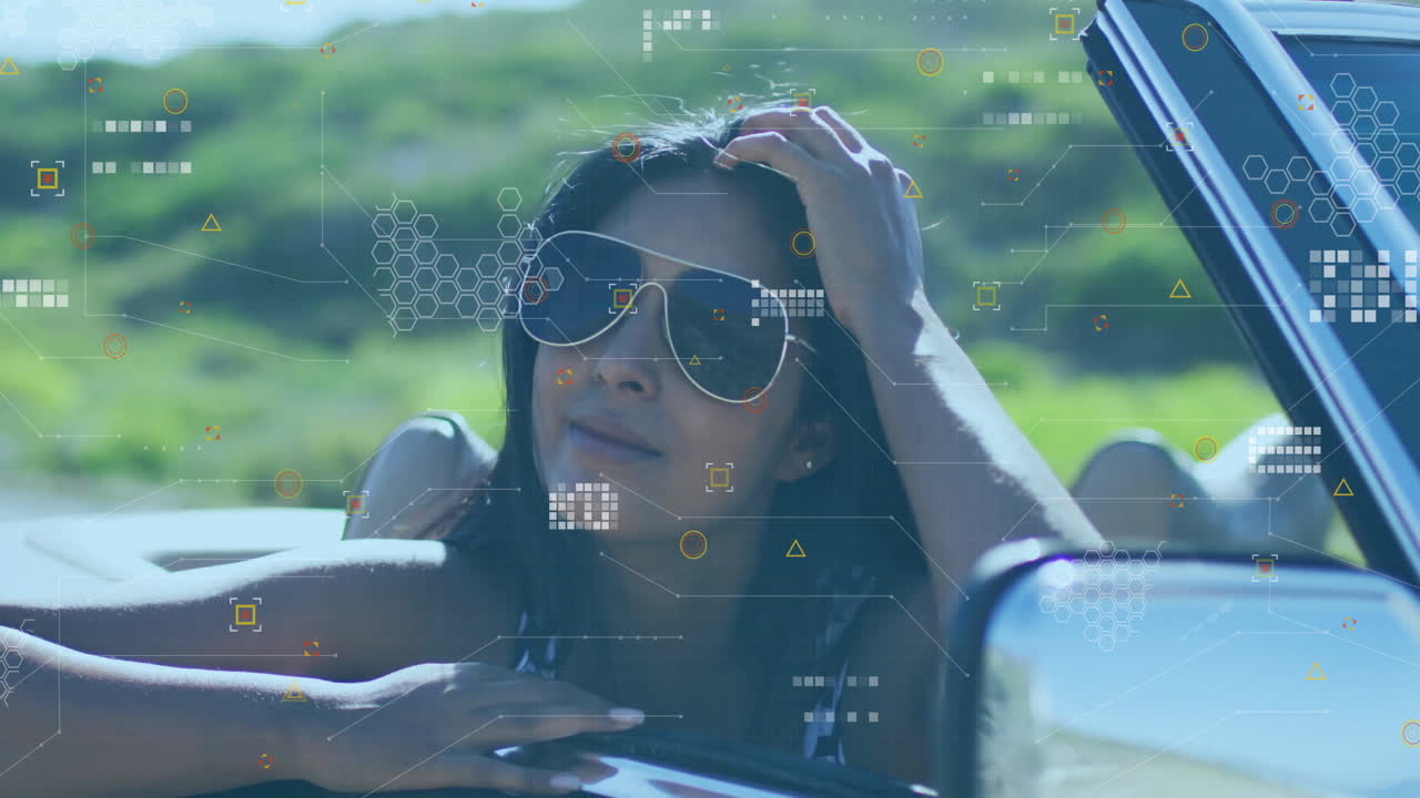 자동차에 기대어, 디지털 네트워크와 데이터 처리 애니메이션과 함께 선글라스를 입은 여성