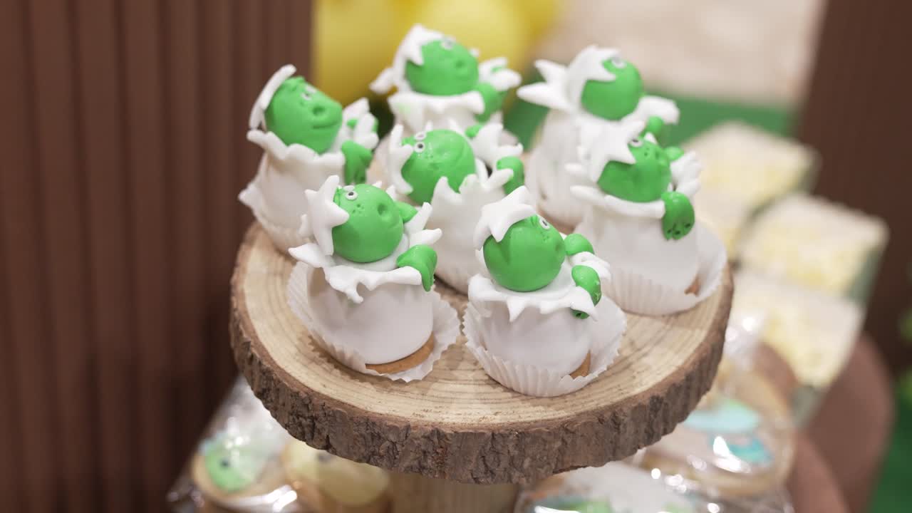 Deliziosi cupcake a tema rana esposti presso una vivace bancarella di dolci durante un evento di festival primaverile