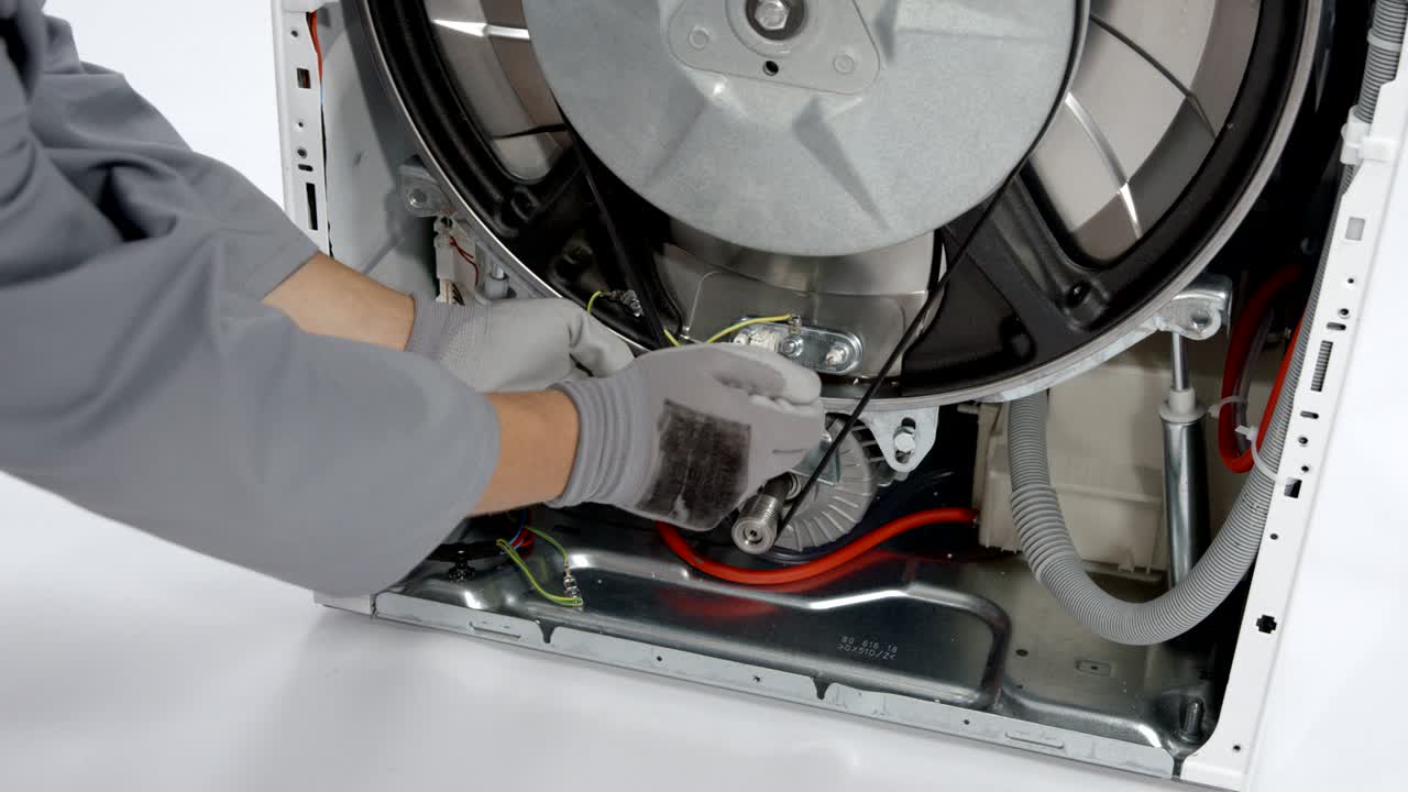 전기 케이블을 제거하는 수리사