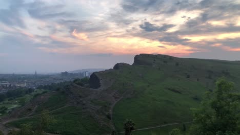 Hermosa-Vista-Areal-De-Los-Riscos-De-Salisbury,-Parque-De-Holyrood,-Edimburgo