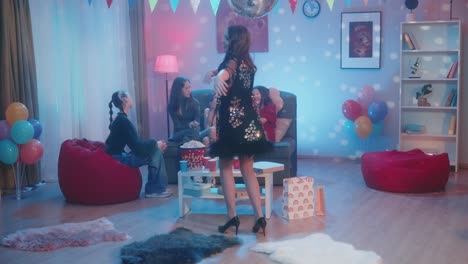 fiesta de amigos en casa