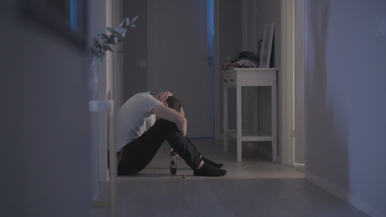 취한 남자는 집에서 바닥에 앉아