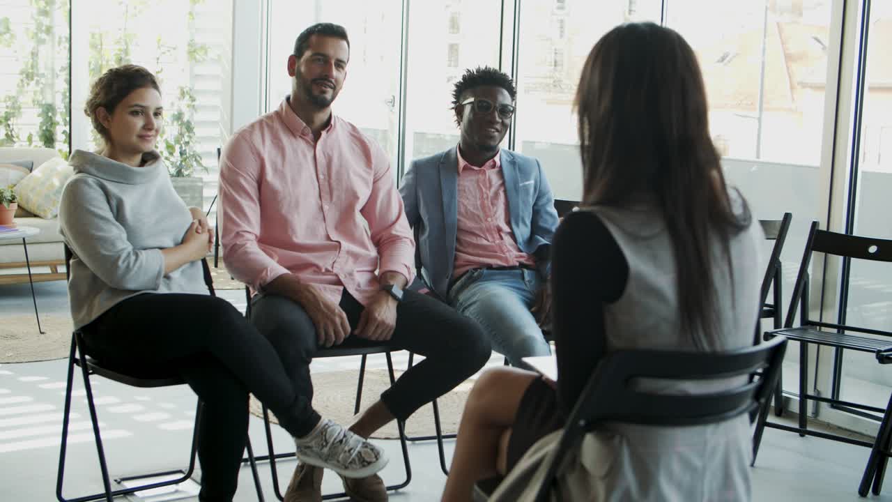 empleados alegres escuchando joven consultor