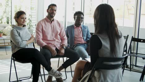 empleados alegres escuchando joven consultor