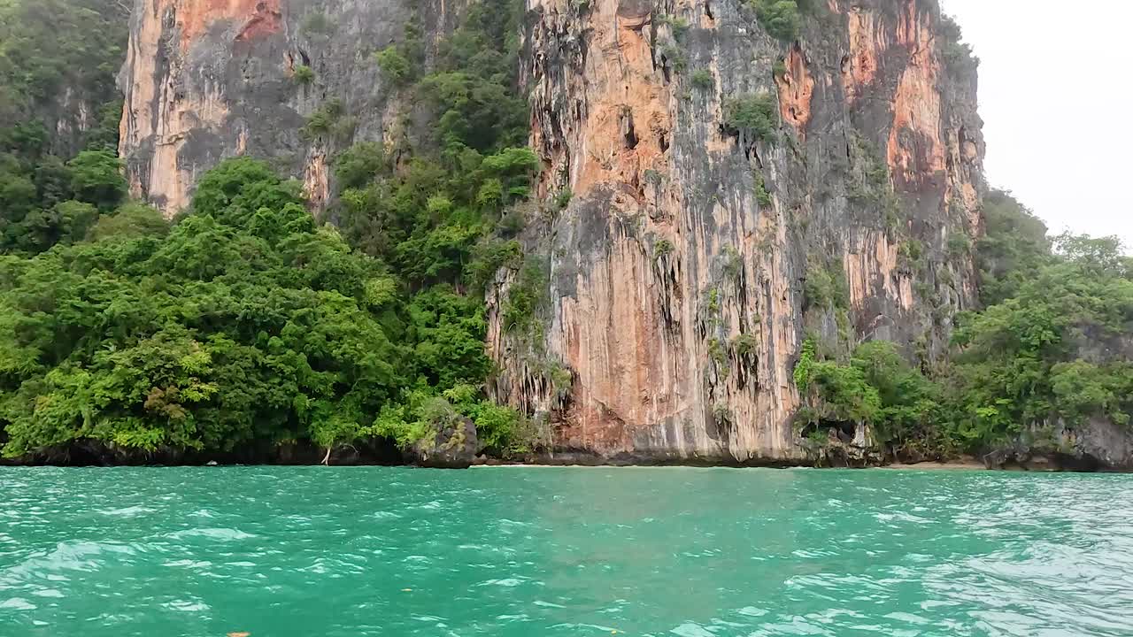 los exuberantes acantilados y las aguas turquesas en krabi