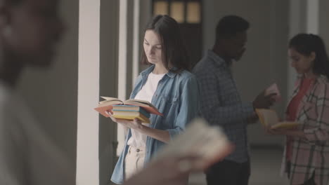 linda mujer leyendo un libro