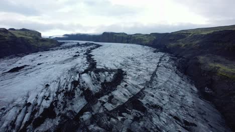 Drohnenschuss,-Der-Rückwärts-über-Den-Solheimajokull-Gletscher-Fliegt,-Island-4k