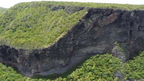 Luftaufnahme-Der-Beeindruckenden-Klippe-Am-Strand-Playa-Frontón-In-Der-Nähe-Von-Las-Galeras-Auf-Der-Halbinsel-Samaná-In-Der-Dominikanischen-Republik