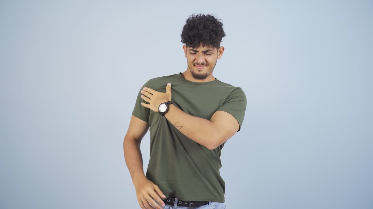 hombre con dolor de hombro.