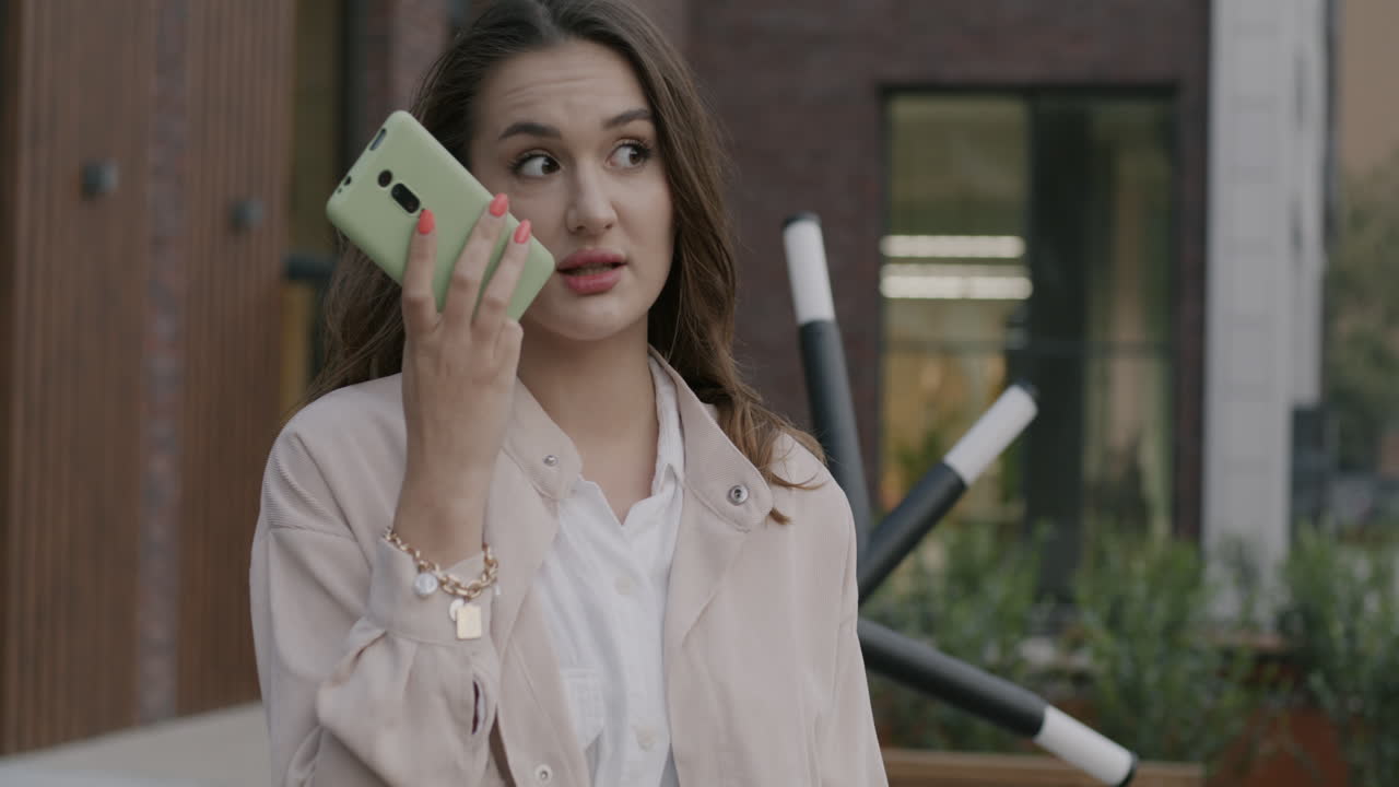 야외에서 전화 통화하는 여자