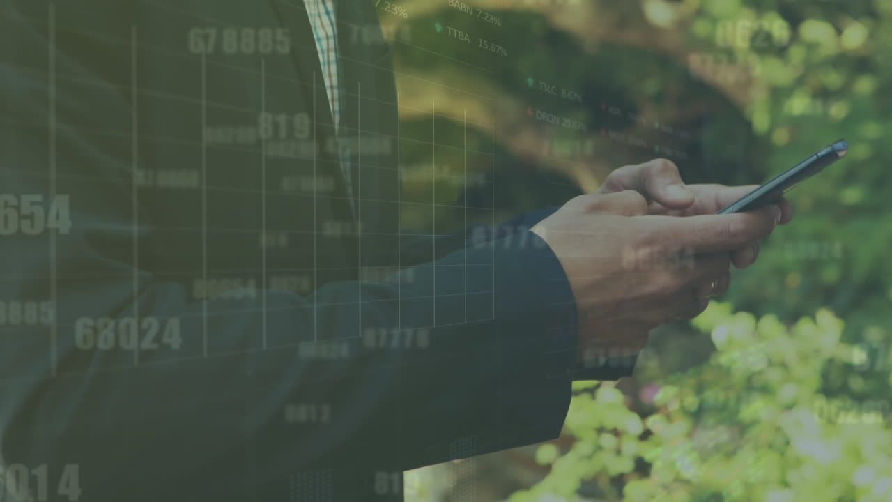 animación de números cambiantes, gráficos, sección media de un hombre de negocios caucásico escribiendo en el teléfono móvil