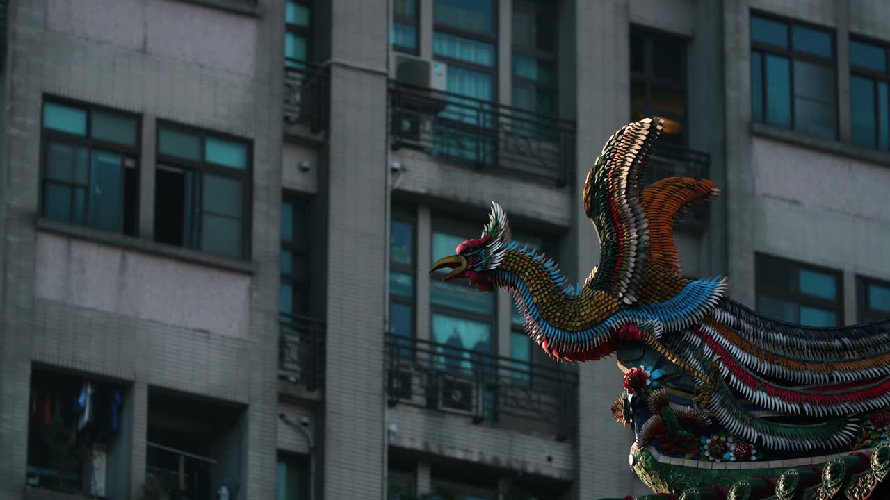 Esculturas decorativas no telhado do Templo Longshan com um edifício moderno ao fundo