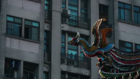 esculturas decorativas del techo en el templo de longshan con un edificio moderno en el fondo