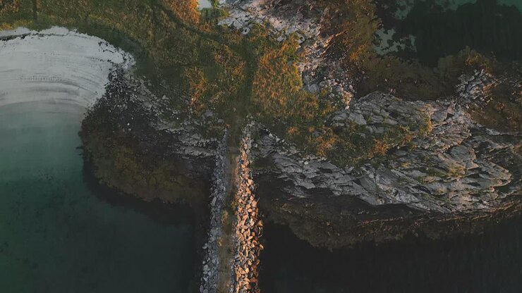 Molo in pietra e spiagge sabbiose