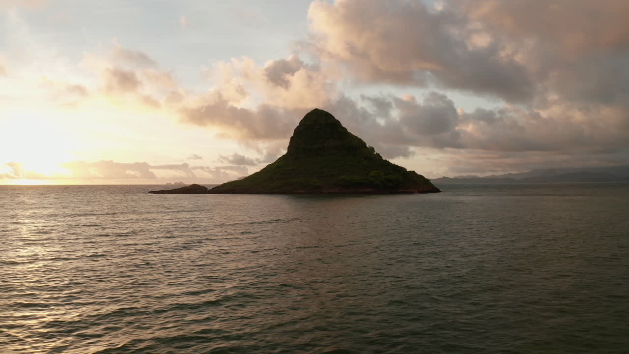 paneo aéreo de drones en el sombrero de chinaman, oahu, hawaii