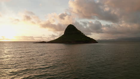 Drone-Aerial-Pan-onto-Chinaman's-Hat,-Oahu,-Hawaii