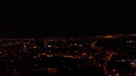 Toma-De-Drone-De-Una-Ciudad-En-La-Noche