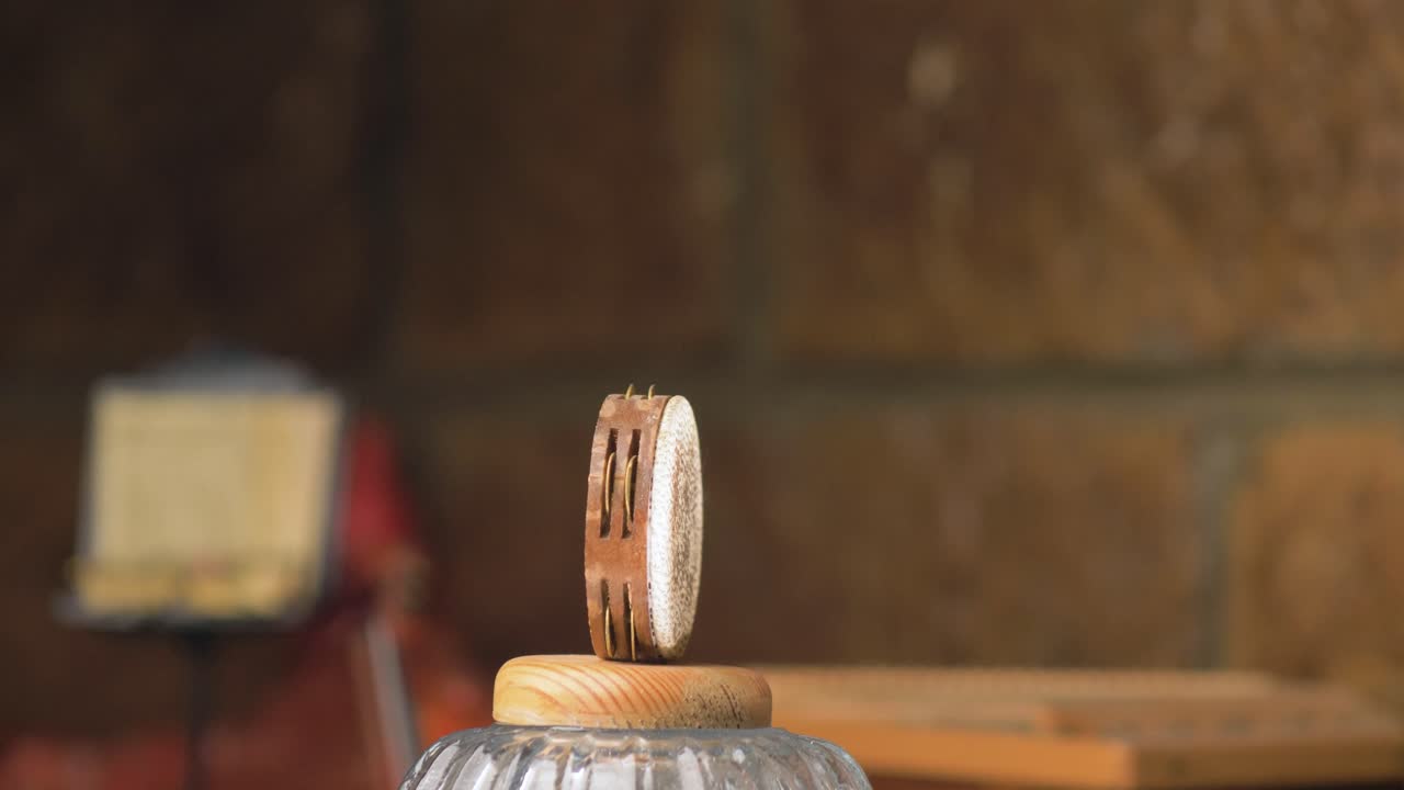 tamborín árabe tambor instrumento musical en miniatura egipcio en plato giratorio