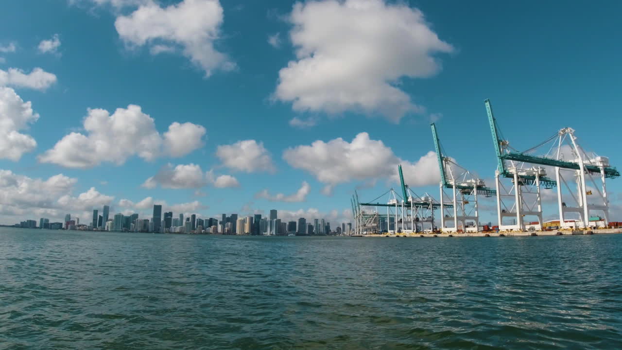 마이애미 항구의 크루즈 터미널에서 비스케인 만에서 물을 가로질러 빠르게 움직이는 배의 앞부분에서