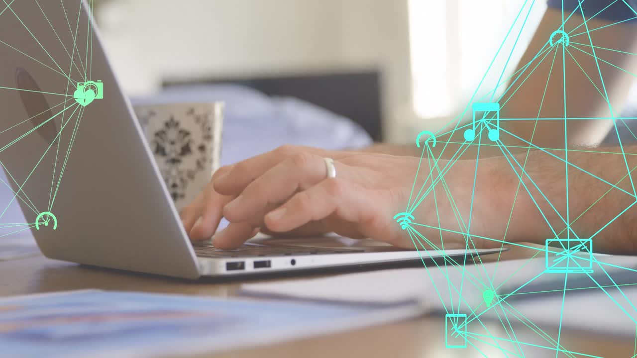animación de iconos conectados que forman globos sobre la sección media del hombre trabajando en una computadora portátil